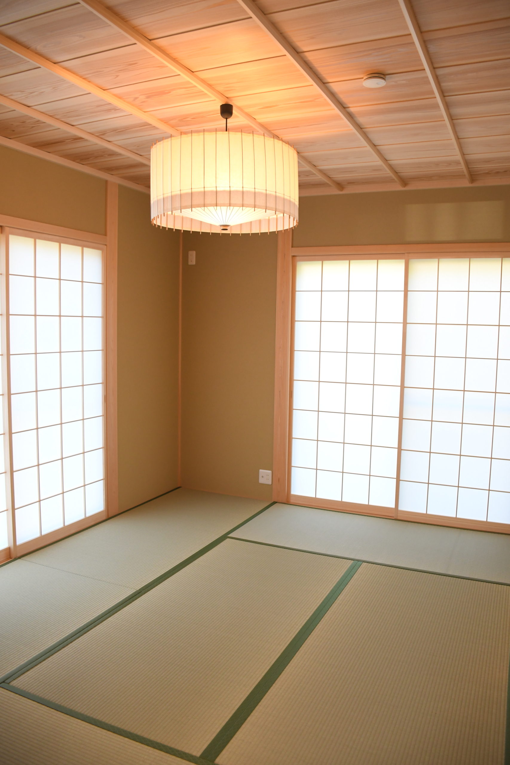 趣きのある天井に和風の照明がとても落ち着く和室。<br />
建具は全て造り付けです。